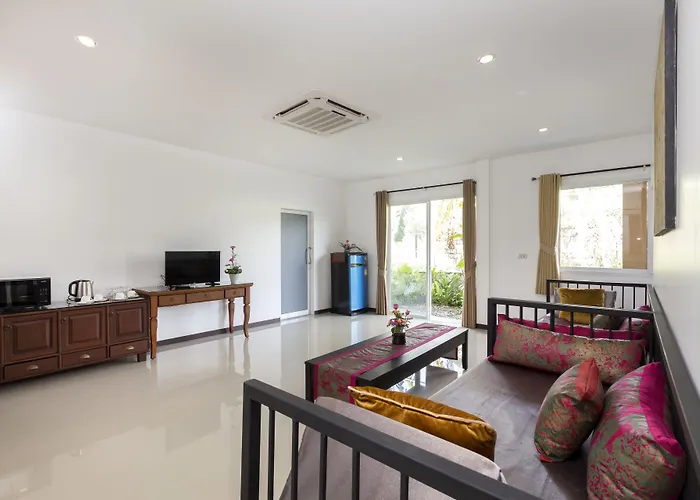 The Lantern Hostel And Spa Chalong