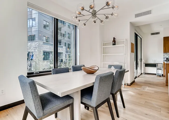 Hotel with pool: The Lion