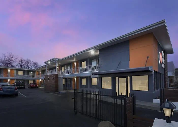 Cheap hotels Ivy City
