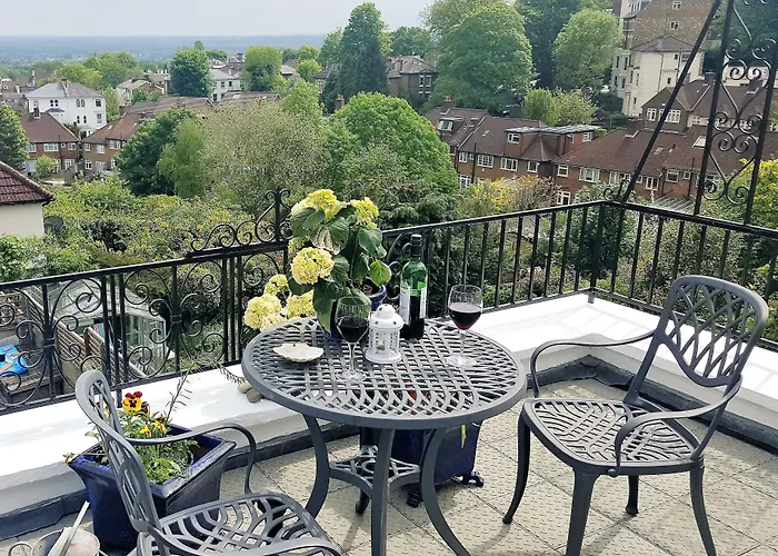 B&B: Crystal Palace B&B