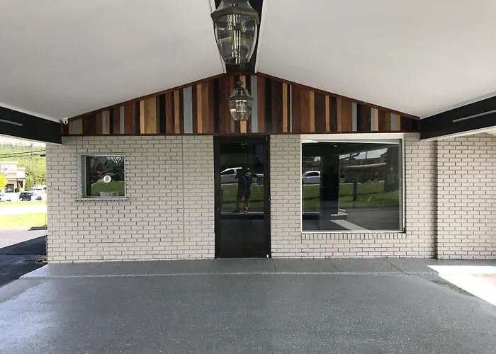 Cheap hotel: Rodeway Inn Calhoun South