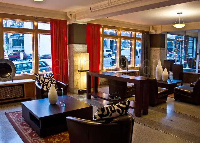 Cheap hotel: Moore Hotel