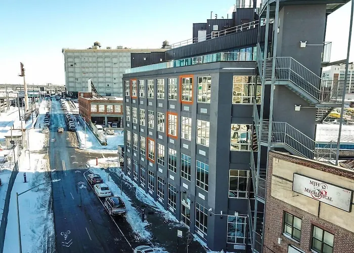 Family Hotel: Feather Factory Hotel