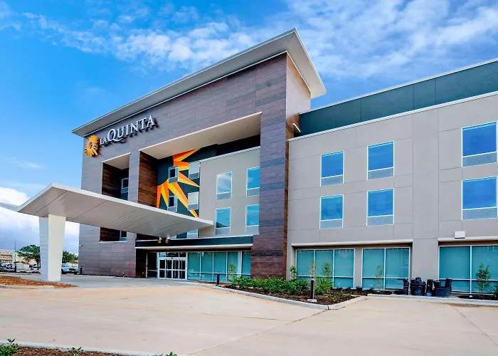 Pet Friendly hotel: La Quinta Inn & Suites Katy-Mills By Wyndham Katy