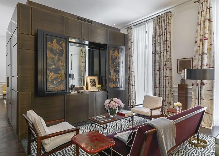 Hotel with pool: J.K. Place Paris