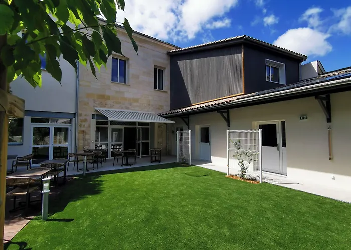 Bloom Hostel Bar & Garden