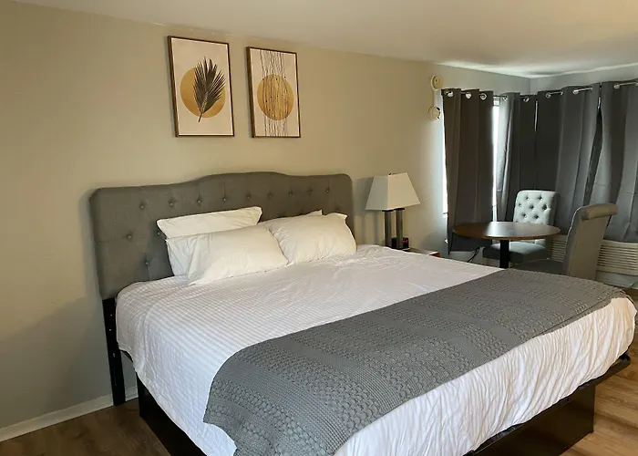 Hotel with pool: Ways Motel