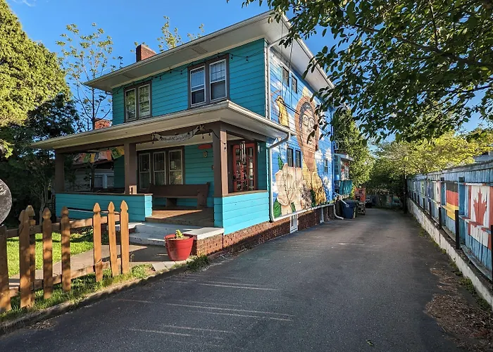 Bon Paul & Sharky'S Hostel