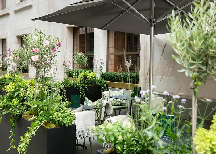 Hotel with pool: Hotel Cafe Royal