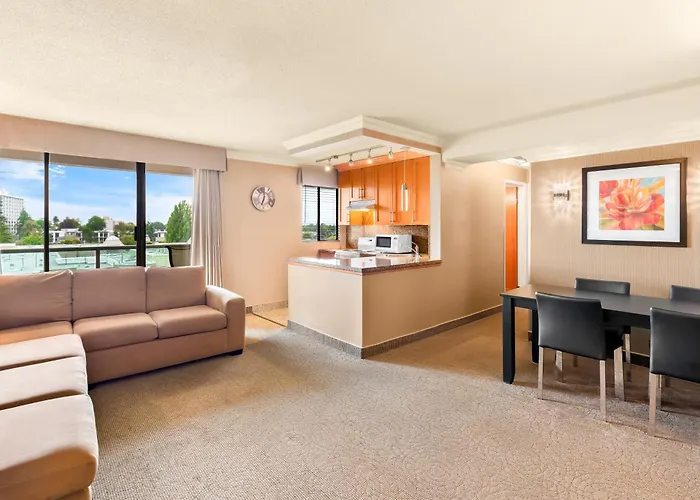 Hotel with pool: Best Western Plus Inner Harbour Hotel