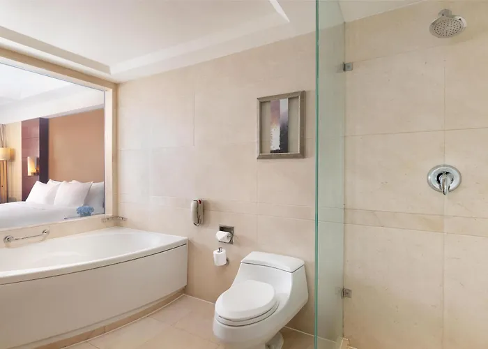 Central hotel: Radisson Blu Hotel Shanghai New World