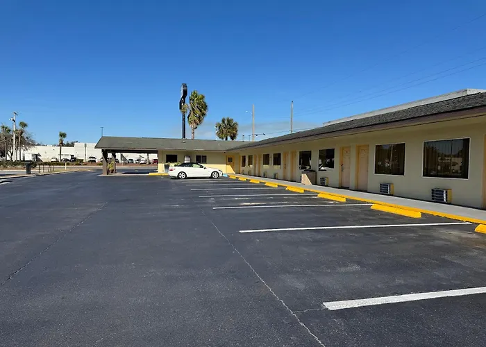 Motel: Driftwood Inn - Lake City