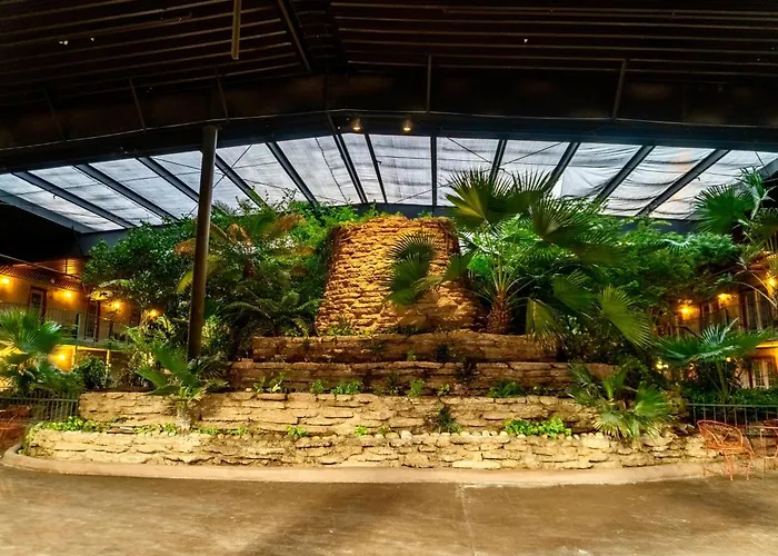 Hotel with view: Family Garden Inn & Suites