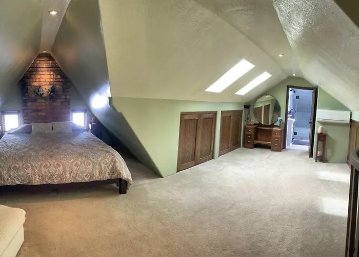 6-Bedroom Tudor In The Downtown Historic District