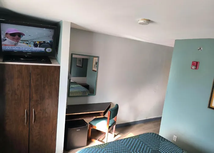 Pet Friendly hotel: Budgetel Inn Birmingham