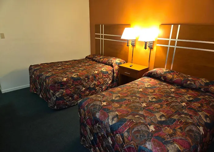 Motel: Travelers Lodge Marshall