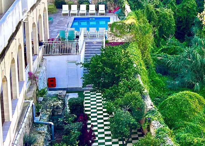 Follow The Sun Boutique Hostel - Pool, Breakfast & Sea Views