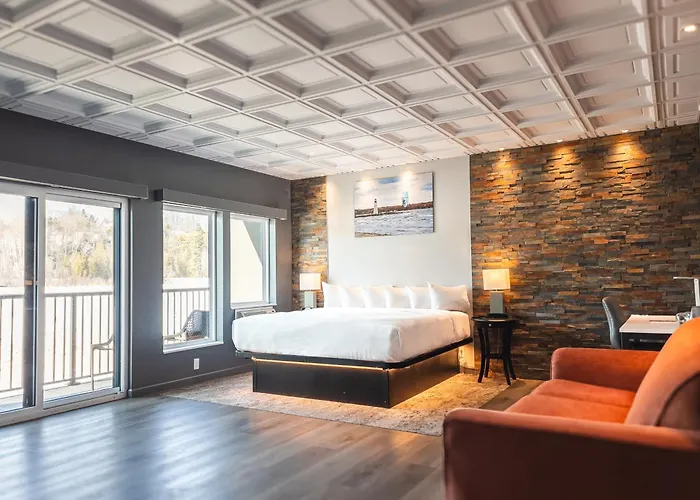 Hotel with view: Terrace Bay Hotel - Lakefront