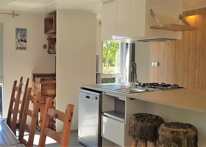 Camping Insolite Le Haut Village Saint-Michel-Chef-Chef