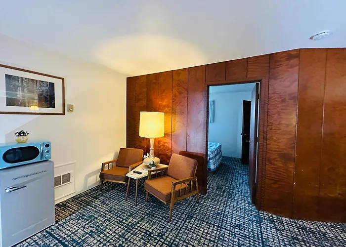 Curly Redwood Lodge
