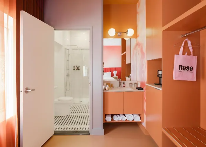 Hotel: Rose - Hotel Invisible