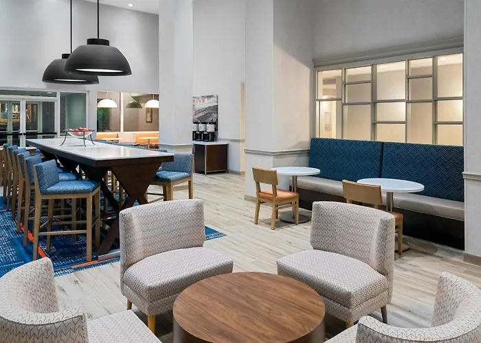 Hampton Inn & Suites Charlottesville At The University