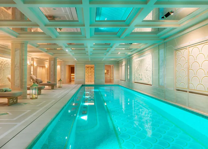 Luxury hotel only: L'Hotel Du Collectionneur Paris
