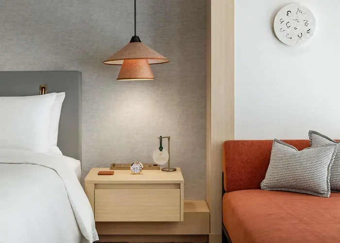 Hotel with pool: Fairmont Tokyo