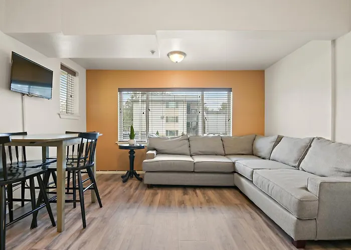 All Vacation Rentals Maple Leaf Manor Suites
