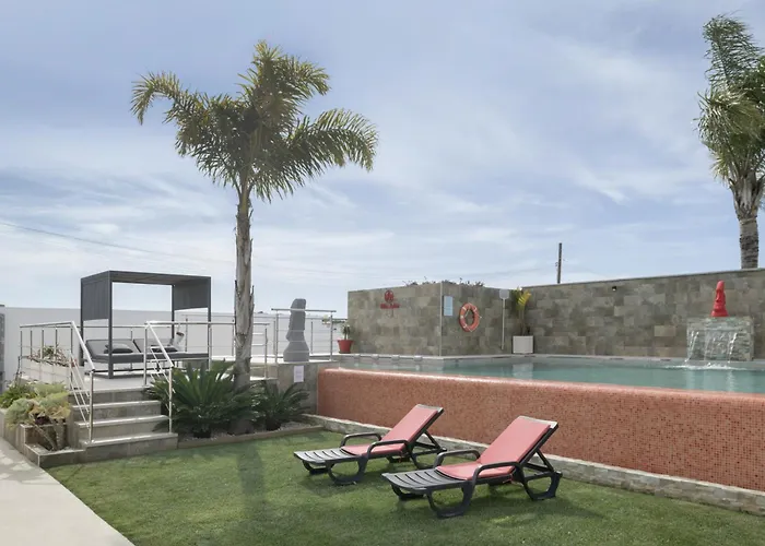  Adán Con Piscina Majestuosa