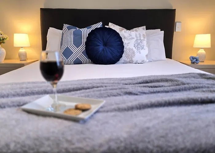 Motel: Tower Junction Motor Lodge: Central Stay with Free Railway Shuttle