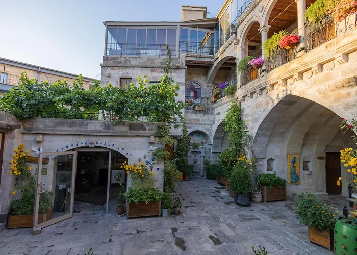 Сity center hotels Aren Cave And Art Gallery