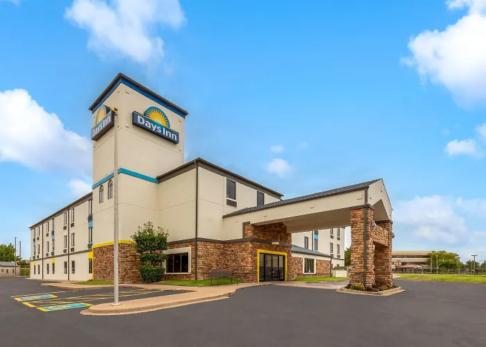 3 star hotels Days Inn By Wyndham Tulsa Central