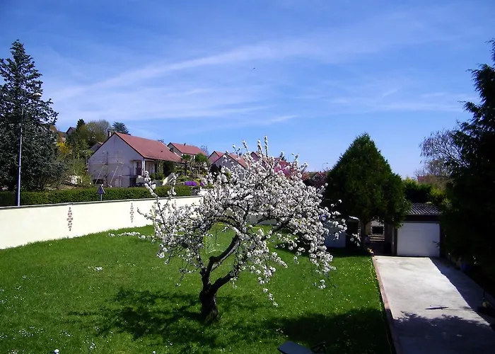 Grand appartement dans villa avec parking quartier résidentiel Joigny