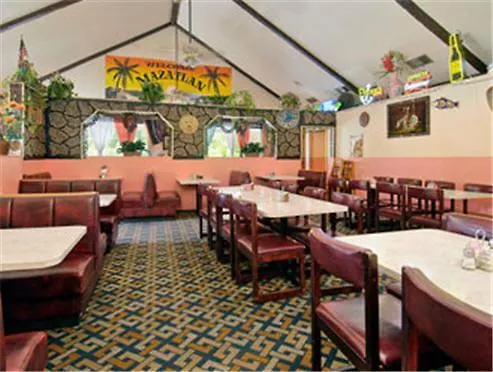 Hotel with pool: Knights Inn