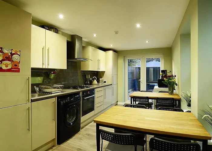 Guest house: Devon House