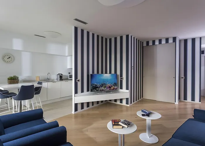  Embassy Aparthotel