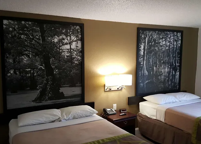Super 8 By Wyndham Greensboro/Coliseum/Conv.