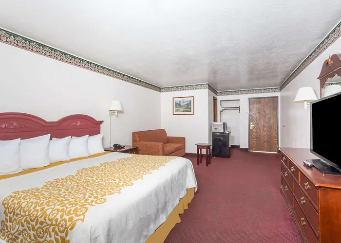 Hotel with pool: Days Inn By Wyndham Evanston Wy