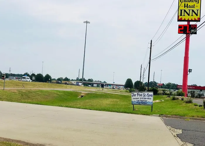 Cheap hotel: Country Host Inn