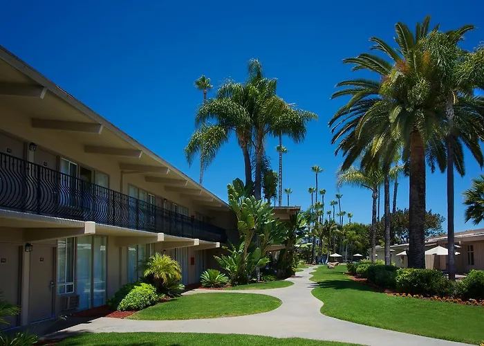 Hotel with pool: Ramada By Wyndham San Diego North Hotel & Conference Center