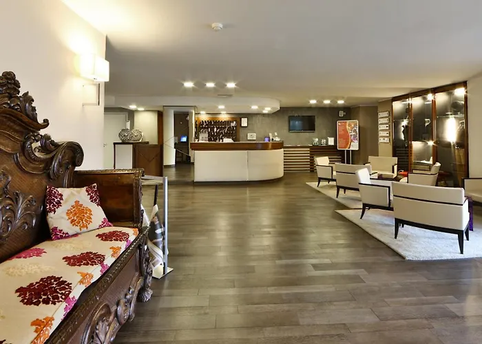 Lodge: Regal Residence