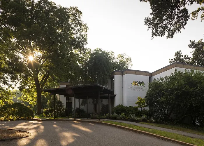 Hotel with Tennis: Griffin Hotel, An Official Colonial Williamsburg Hotel