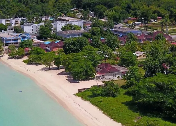 Hotel: Coral Seas Beach