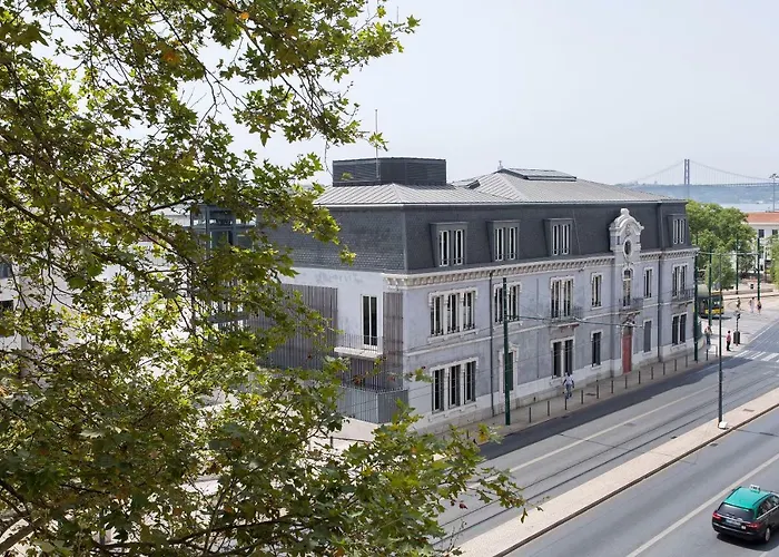 Cheap hotel: Lost Lisbon :: Cais House