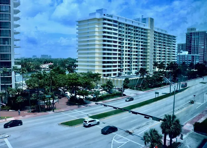 Apart hotel: Collins Apartments By Design Suites