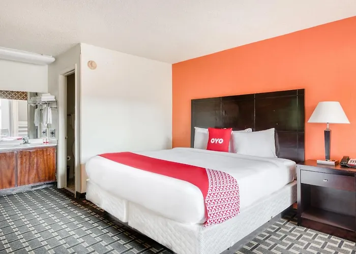 Hotel with pool: Oyo Townhouse Shamrock Tx I-40 Lone Star